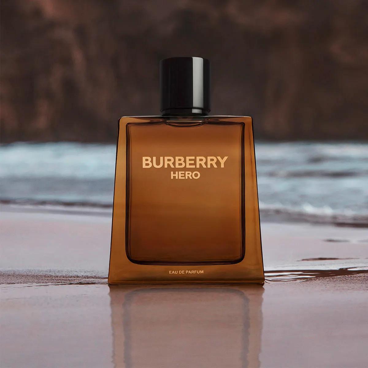 Burberry Hero Parfum - A Burberry Hero EDP a férfi kiegészítők, karóra és bőröv mellett