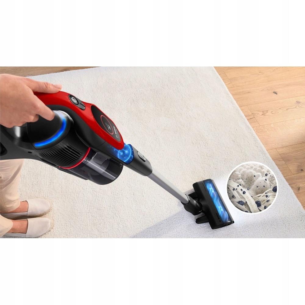 Bosch Unlimited 9 - A MicroClean szívófej kék LED világítása működés közben egy sötétebb szobában