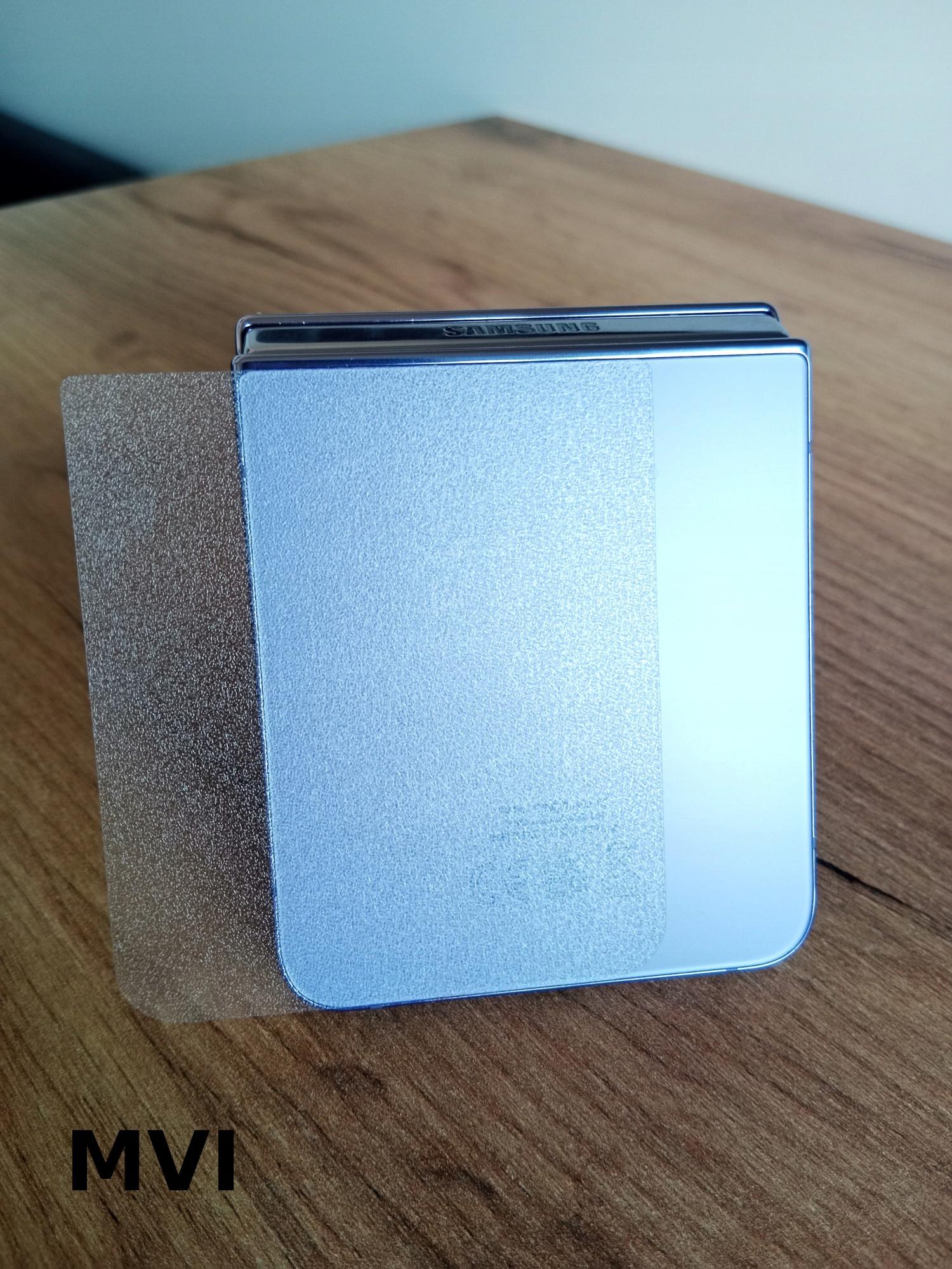 vivo X Fold5 - a csomag tartalma, a három fólia és a tisztítókészlet