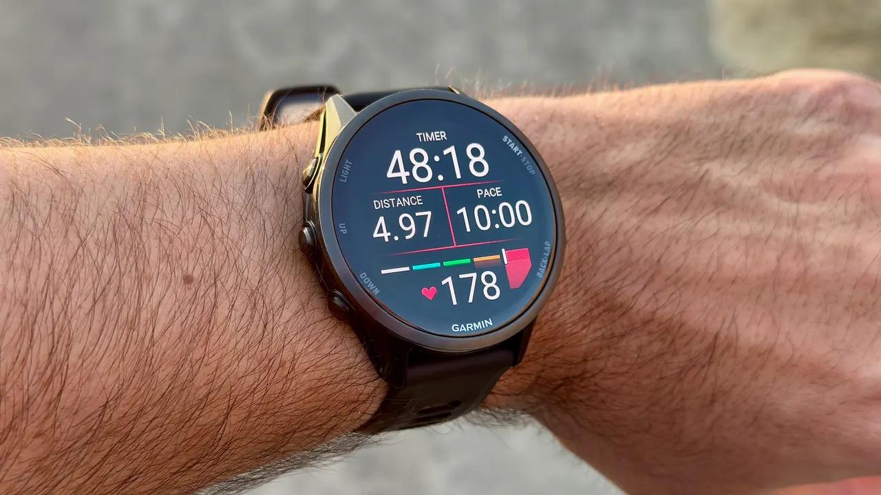 Garmin Forerunner 970 - a Garmin Forerunner 970 hátlapja a pulzusmérő szenzorral és töltőcsatlakozóval