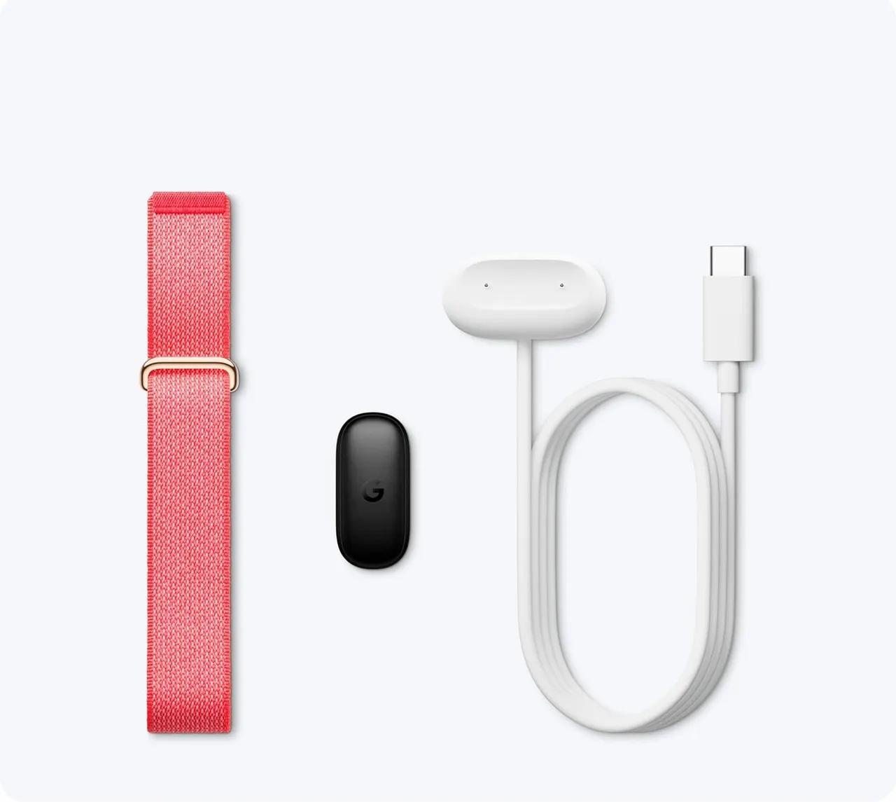 Fitbit Versa 5 - A Fitbit Air apró érzékelő egysége kiszedve a szíjból a mágneses töltőkábellel