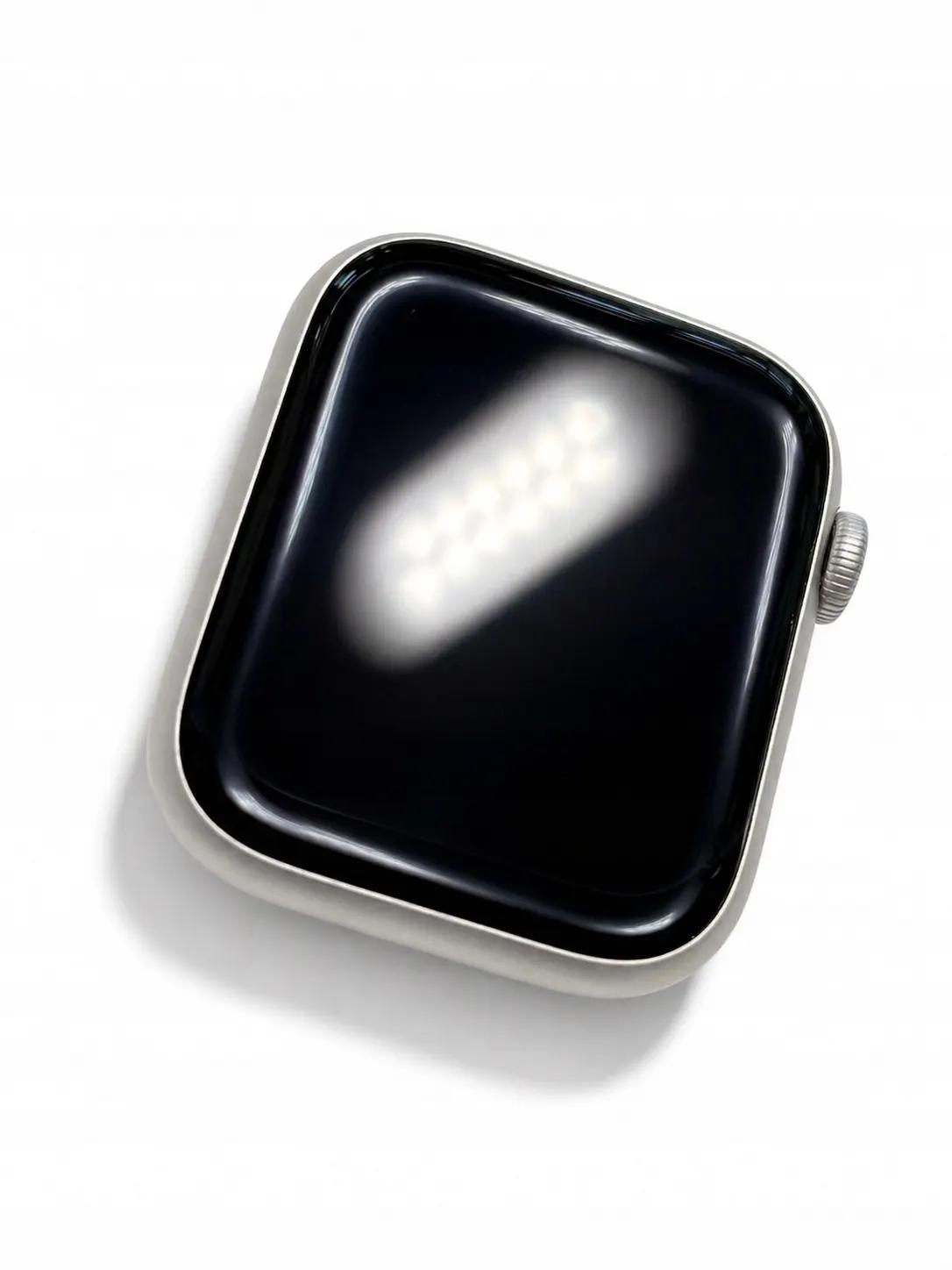 Apple Watch SE 3 - Az óra számlapja edzés közben, bejövő értesítésekkel