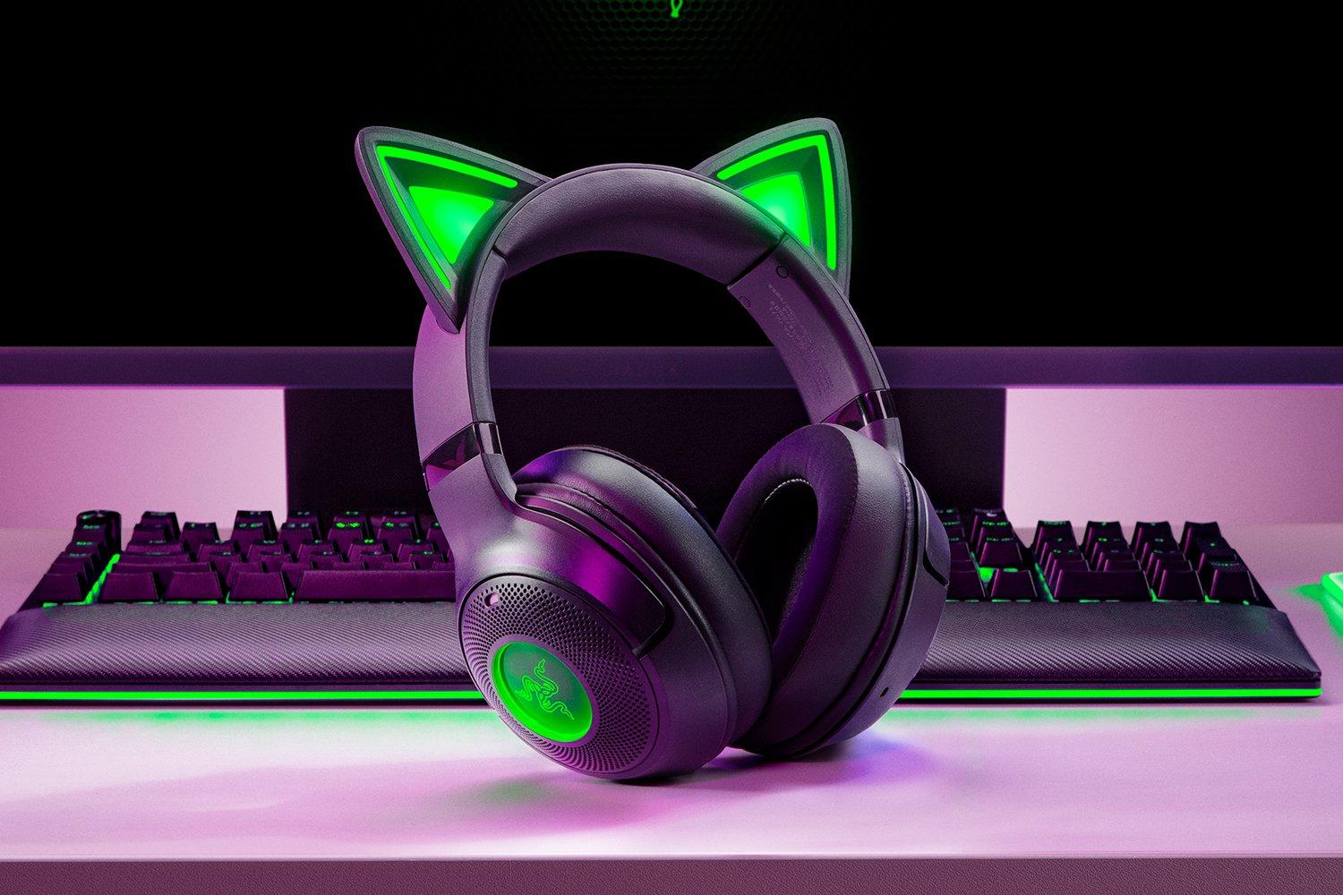 Razer — Kraken Kitty V3 Pro - A fejhallgató fülpárnái és az oldalsó kezelőgombok közelebbről