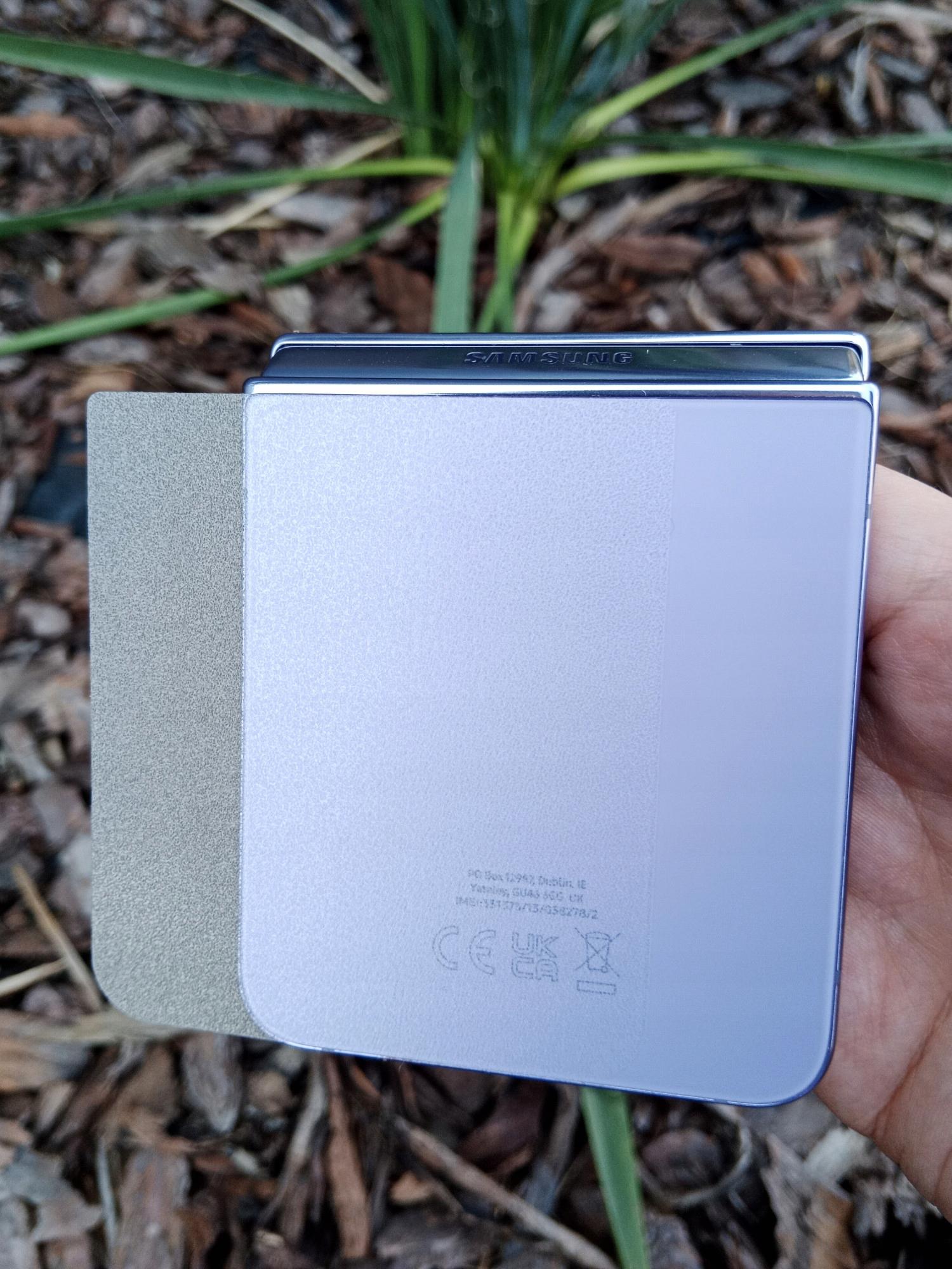 vivo X Fold5 - a fólia felvitele a simító kártyával a telefon hátlapjára