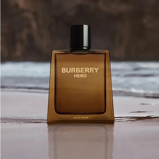 Burberry Hero Parfum - A parfüm permetezője működés közben, finom illatfelhőt képezve