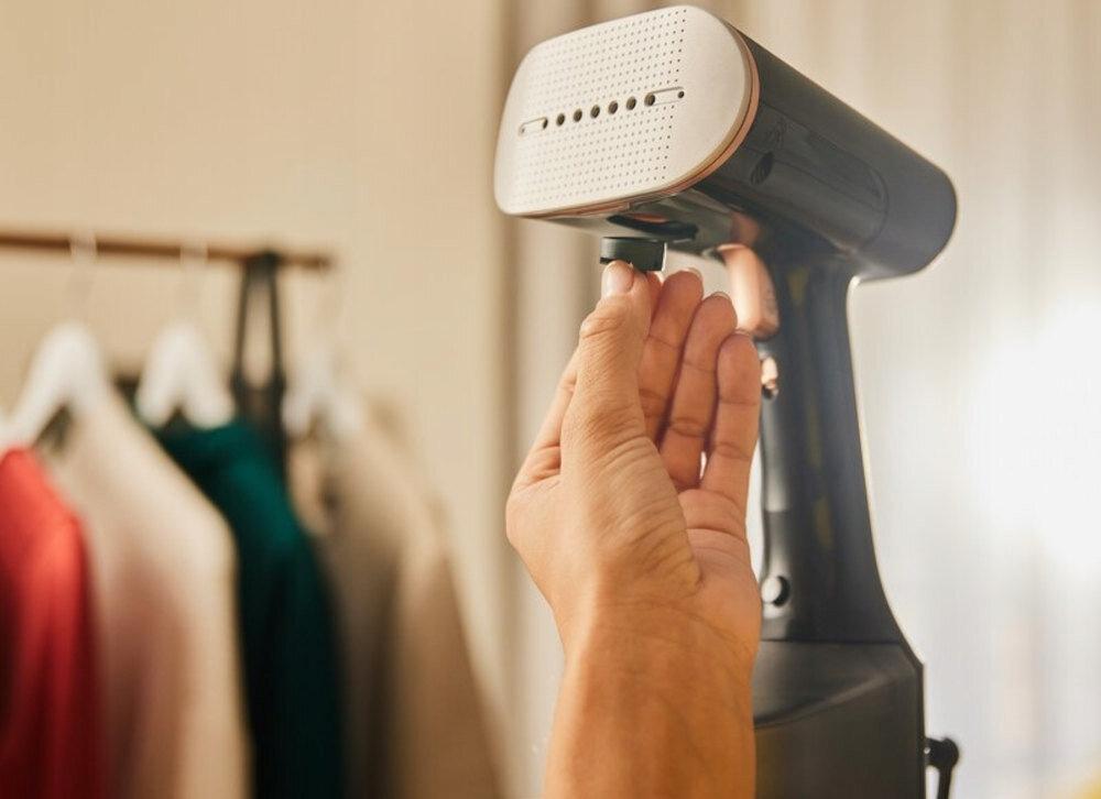 Braun TexStyle 7 Pro SI 7149 - A gőzölő tartozékai: kefe feltét és a többfunkciós ajtóakasztó
