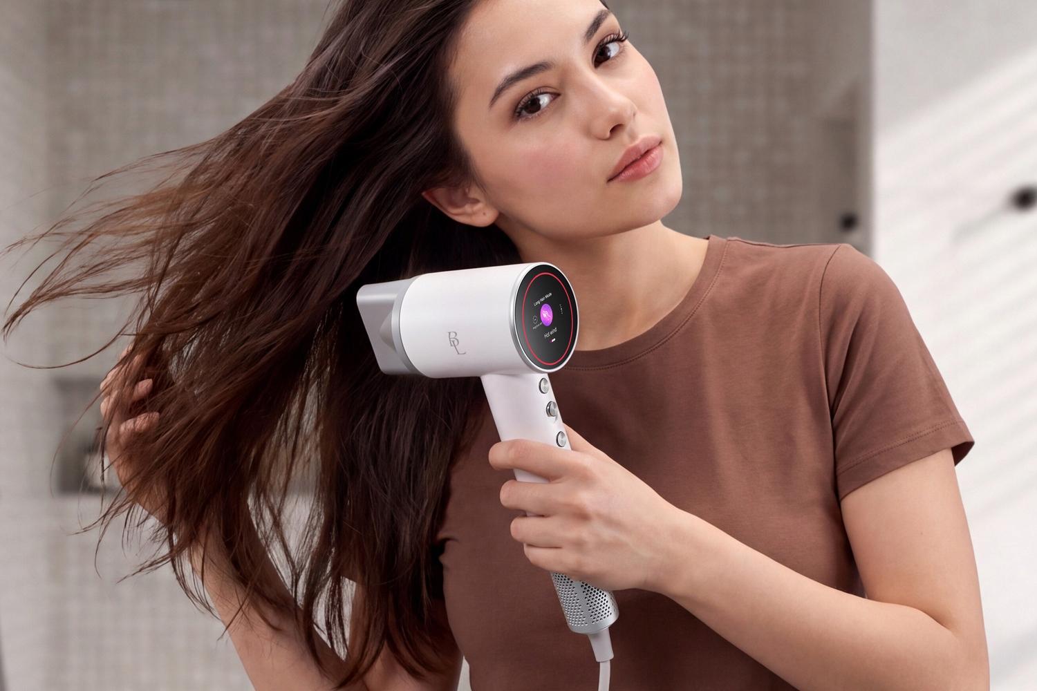 ReFa BEAUTECH DRYER S+ - A csillogó LED kijelző és a hőmérséklet-jelző gyűrű működés közben