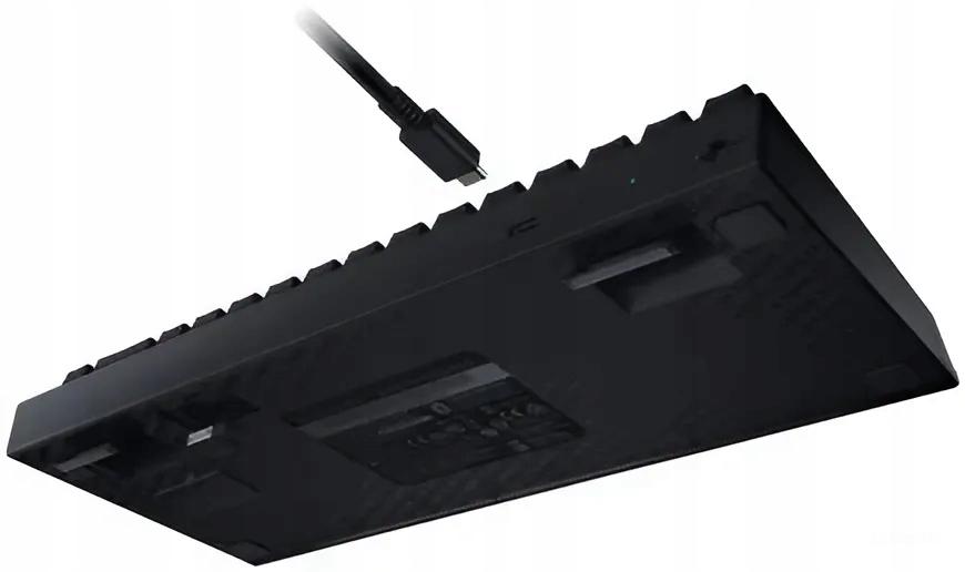 Razer BlackWidow V4 Mini HyperSpeed - A billentyűzet hátoldala a háromállású kapcsolóval és a rejtett USB dongle tárolóval