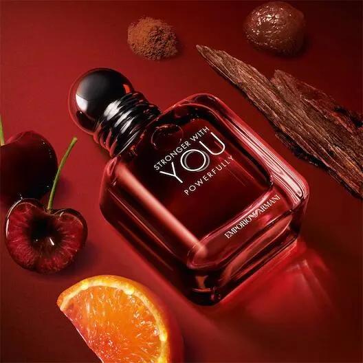Giorgio Armani Stronger With You Power of Love - fűszerek, fahéj, cédrusfa és a parfümös üveg művészi beállításban